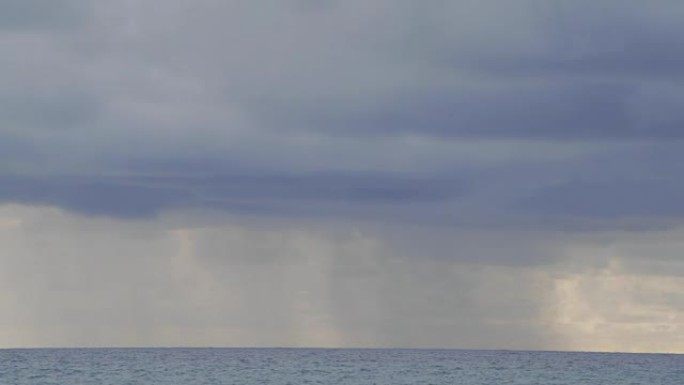 海上地平线上的雨云