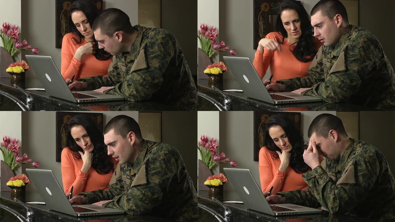 军人与手提电脑互动