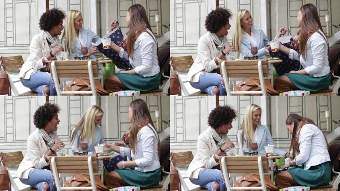 咖啡馆里的幸福女人