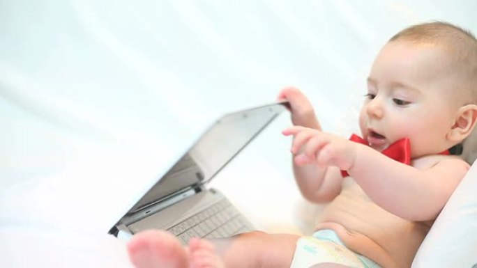 婴儿和笔记本电脑婴儿和笔记本电脑