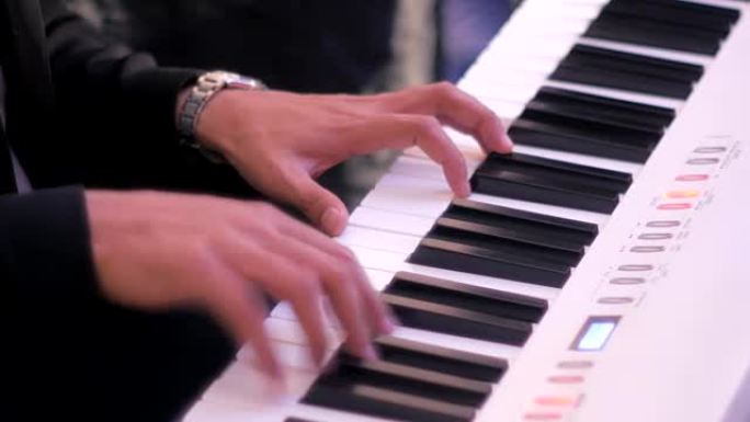 特写两只手在钢琴上弹奏