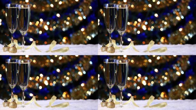 雪地上的香槟酒杯，背景是闪烁的灯光