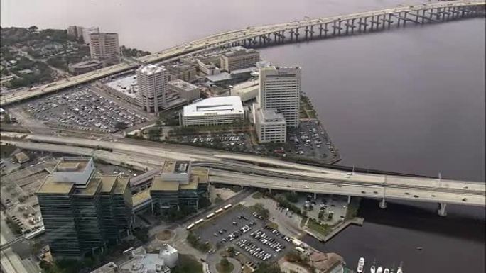 横跨美国杜瓦尔县佛罗里达州杰克逊维尔鸟瞰图的圣约翰斯河的三座桥