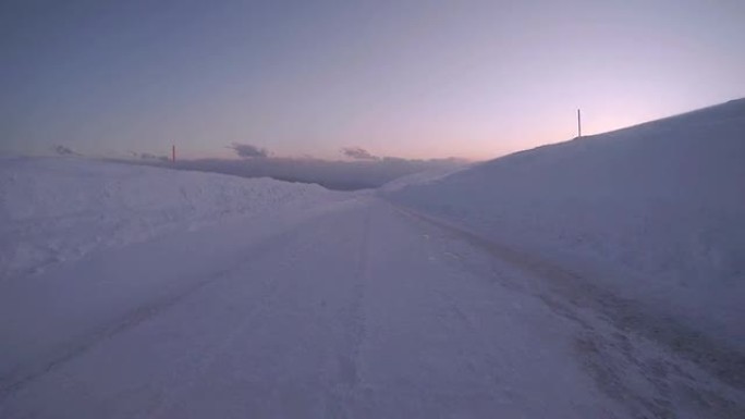 黄昏时分雪地冬季公路行驶