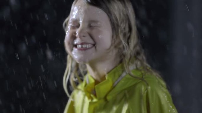 小女孩在雨中玩得开心