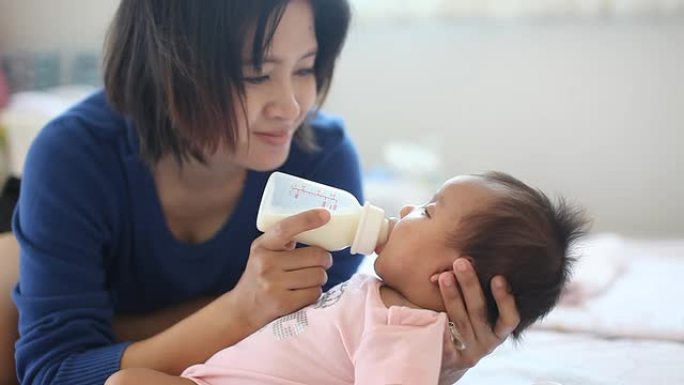 妈妈正在给女儿喂奶