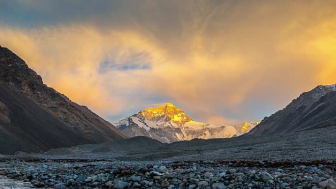 喜马拉雅山珠穆朗玛峰的日落场景