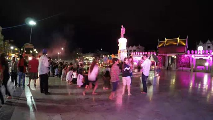 时间流逝: 泰国Nakhonratchasima的夜间Thao Suranari雕像