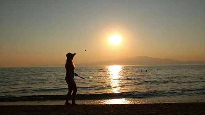 日落时的网球海边日落打网球