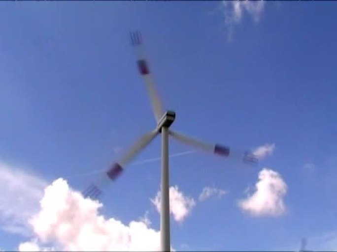 风车在玉米地里产生绿色能源