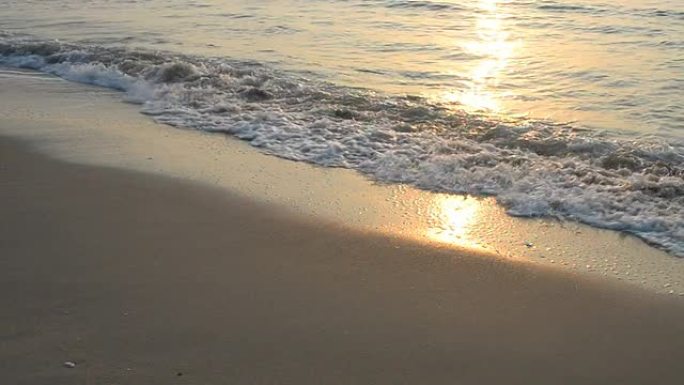 海滩上的高清日落潮汐海浪海潮拍打海岸沙滩