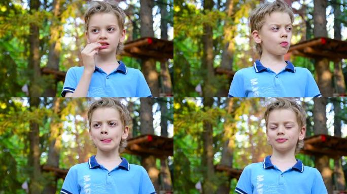 男孩吃甜玉米棒