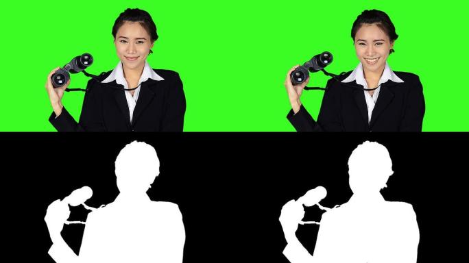 绿色屏幕背景下的双目商务女性肖像
