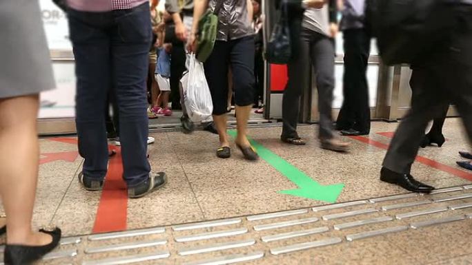 高清：新加坡地铁拥挤的游客