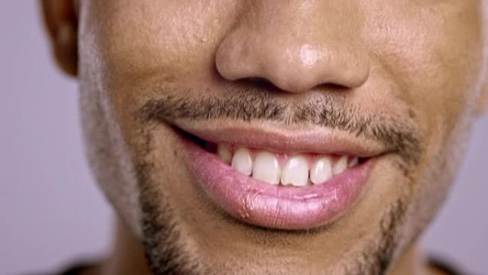 一个年轻的非洲裔美国男性微笑的嘴唇