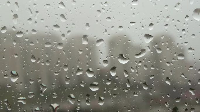 雨点从窗户上落下