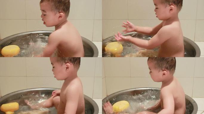 婴儿在浴缸里和玩具鸭子玩水