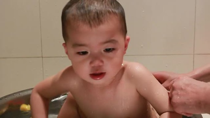 玩耍的婴儿拒绝洗澡