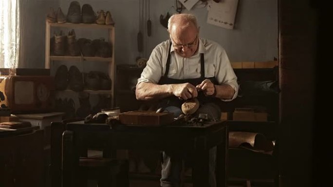 高清多莉: 老年鞋匠缝制鞋面