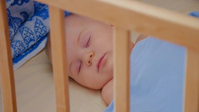 睡在婴儿床里的小婴儿，特写