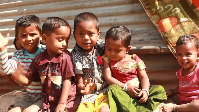 一群兴高采烈的印度农村儿童在镜头前挥手