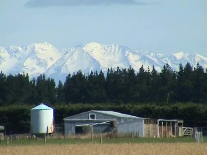 谷仓远景雪山野外木屋储粮罐