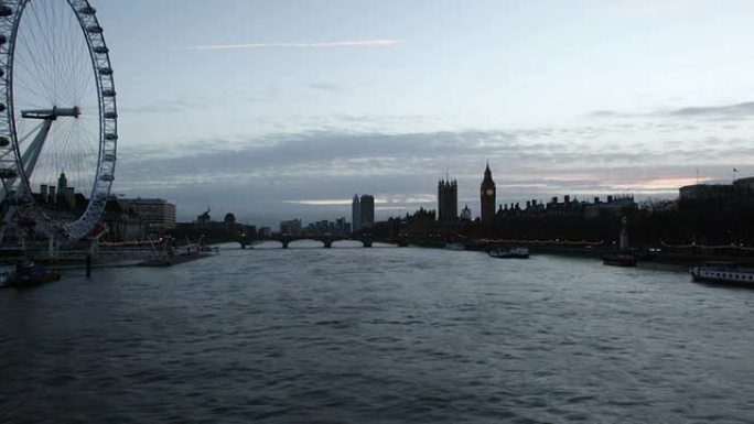 泰晤士河从白天到黄昏。时间流逝。