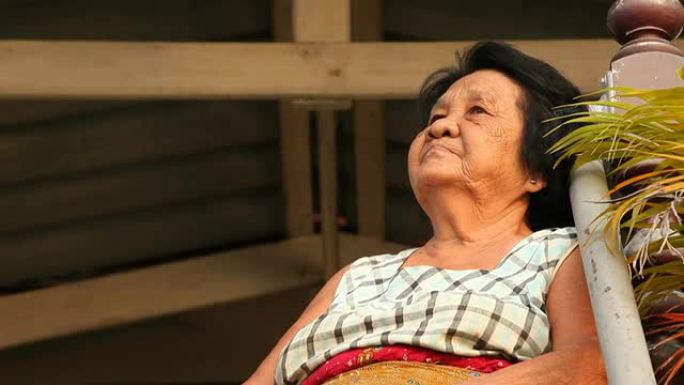 沮丧的亚洲老年妇女坐在家里