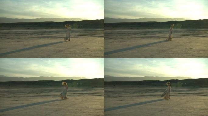 (慢镜头) 沙漠中的性感金发女郎02