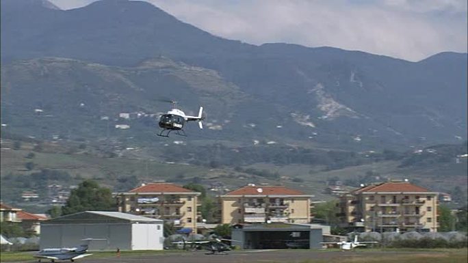 降落在萨勒诺科斯塔达玛菲机场 -- 鸟瞰图 -- 坎帕尼亚，萨勒诺省，意大利庞特卡尼亚诺法亚诺