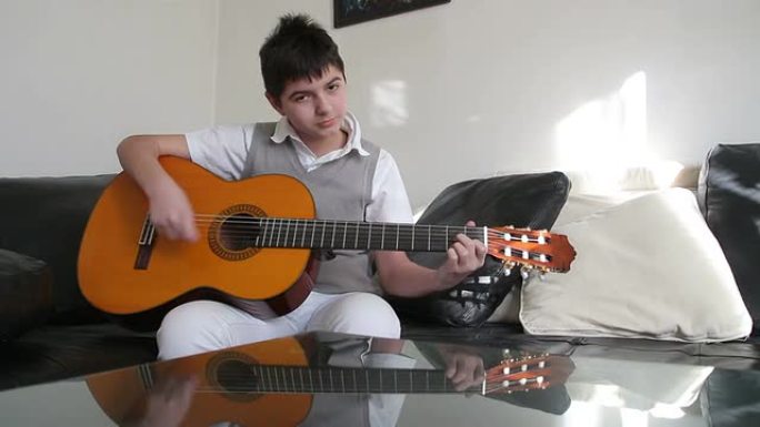 弹吉他的青少年创作兴趣爱好少年