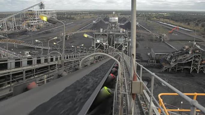 煤炭输送机在煤矿迅速移动煤炭。