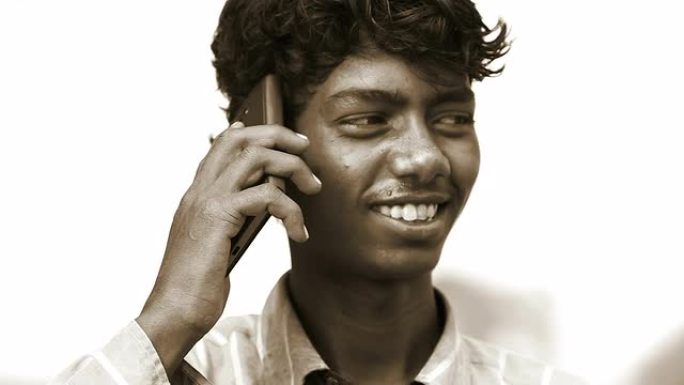印度年轻男子在手机上聊天特写