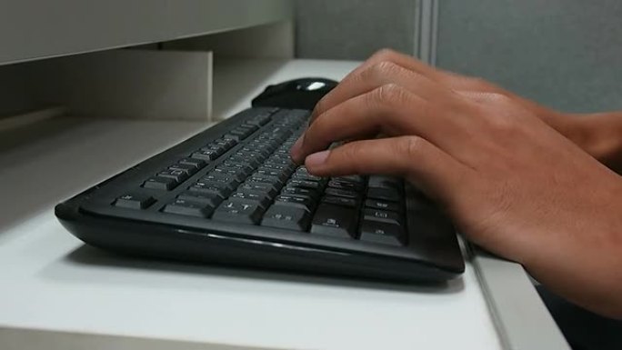 打字熬夜加班办公敲键盘打字笔记本电脑外国