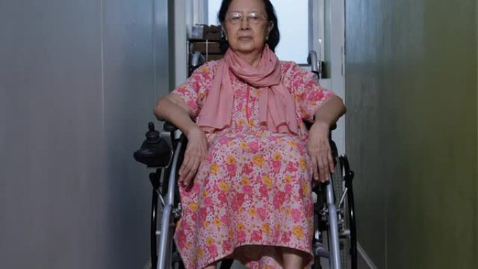 坐在轮椅上的亚洲高级妇女