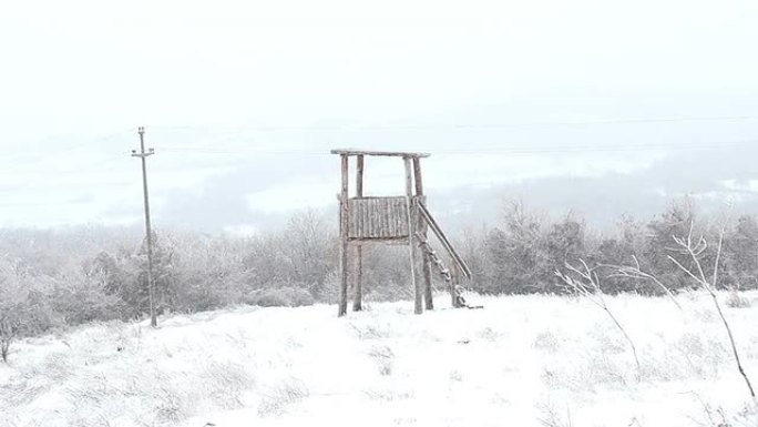 冬季风景，山中有房屋猎人