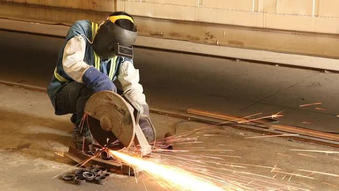 切割钢材的工人。焊接电焊产业生产重工业