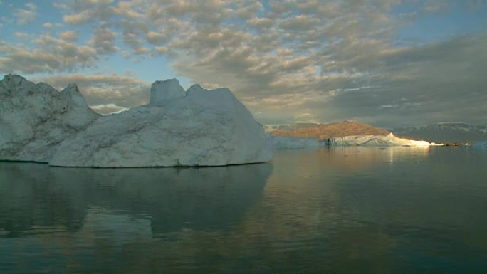 格陵兰岛的午夜太阳乌云密布