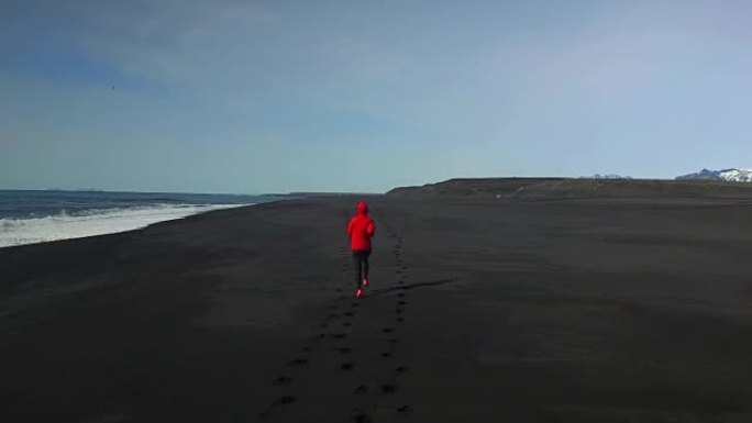 在冰岛跑步的年轻运动员女子。