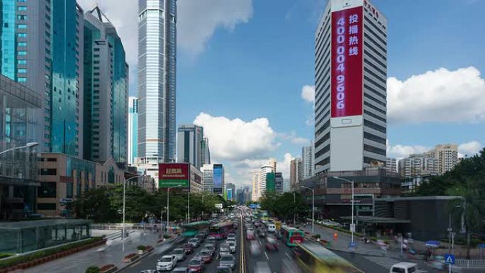 深圳城市街道和现代建筑交通繁忙，时间流逝。