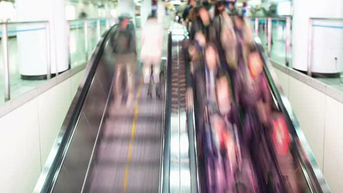 乘坐自动扶梯的人在地铁站乘坐自动扶梯的人，时间流逝。地铁站，时间流逝。
