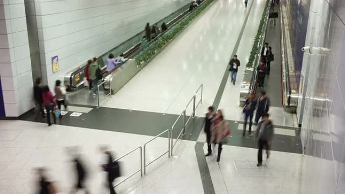 乘客在机场乘坐自动扶梯，时间流逝。
