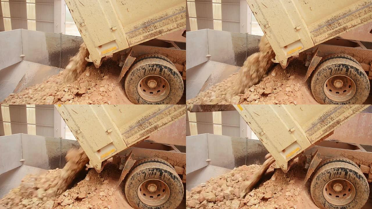 从自卸汽车上卸石头的卡车