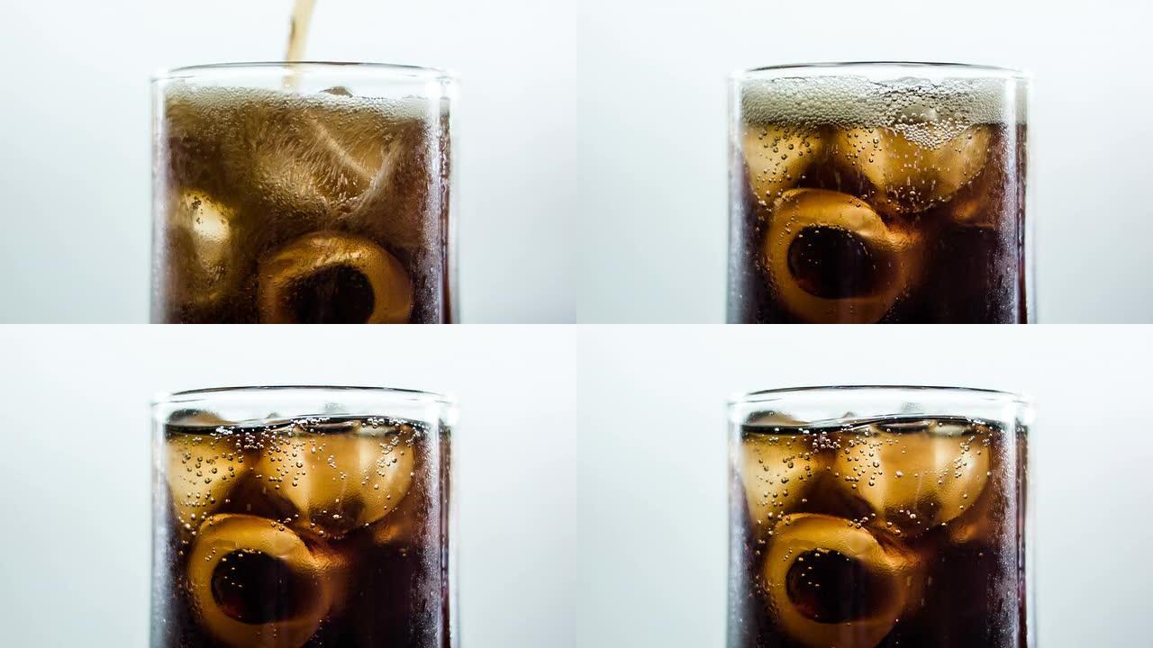 玻璃杯里有冰块的可乐。