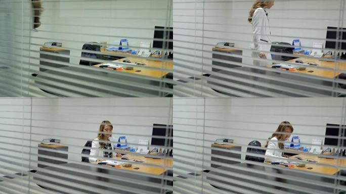 4K: 女商人坐在她的桌子上