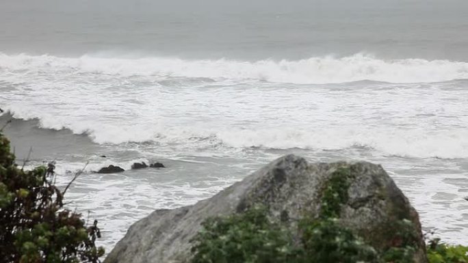 巨大的灰色波浪大海边浪花海岛拍打石头礁石