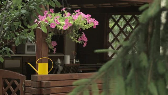 木制避暑别墅栏杆上的黄色喷壶