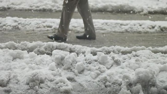 白雪皑皑的街道上有人走路