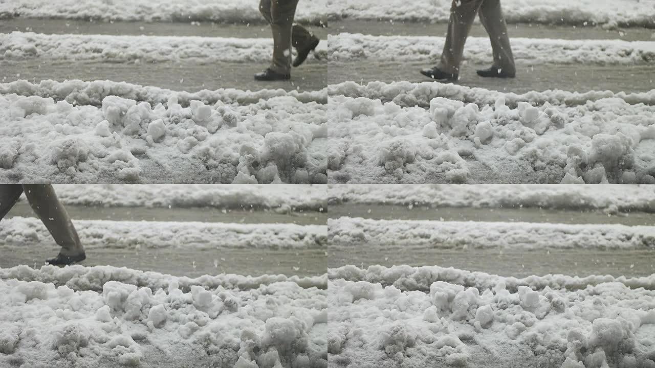 白雪皑皑的街道上有人走路