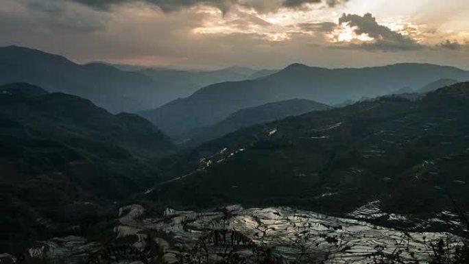 中国有光线的山地和水稻梯田景观